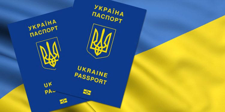 Работниками СБУ в Луганской области с участием сотрудников прокуратуры разоблачена деятельность руководителя одного из структурных подразделений Государственной миграционной службы после получения ею неправомерной выгоды в денежном виде за оформление паспортных документов представителям ЛНР. Об этом 17 февраля сообщают СМИ. В ведомстве рассказали, что чиновница оформляла документы без присутствия заявителей или их законных представителей. Этого требует украинское законодательство.