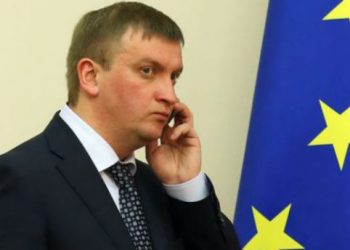 Министра юстиции закрыли в кабинете активисты