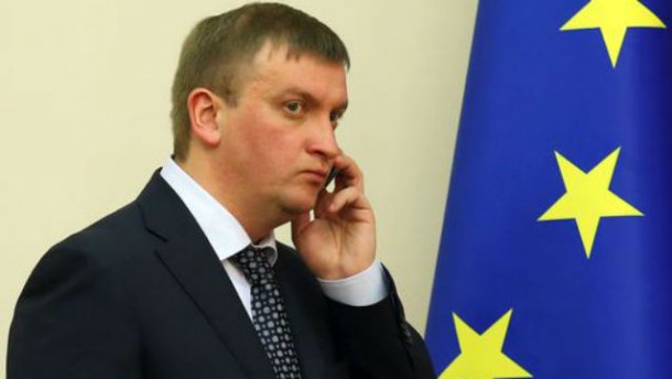 Министра юстиции закрыли в кабинете активисты