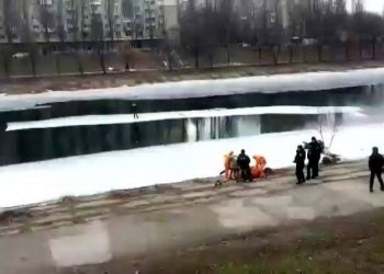 В Киеве спасатели сняли с отколовшейся льдины подростка
