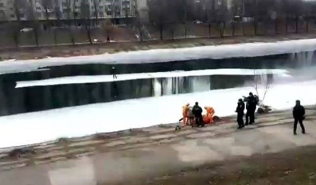 В Киеве спасатели сняли с отколовшейся льдины подростка