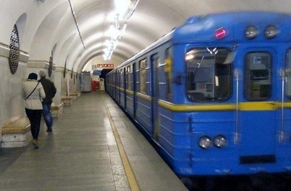 В киевском метро пожилой мужчина совершил самоубийство
