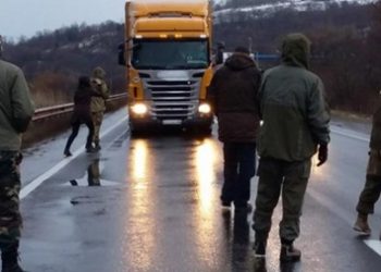 «Правый сектор» присоединился к блокаде российских фур в Закарпатской области
