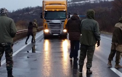 «Правый сектор» присоединился к блокаде российских фур в Закарпатской области