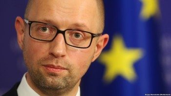 Министр обороны подарил Яценюку гангстерский пистолет