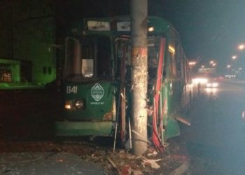 В Одессе пьяный мужчина угнал троллейбус и врезался в столб