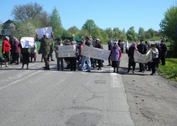 Люди перекрыли трассу на Умань