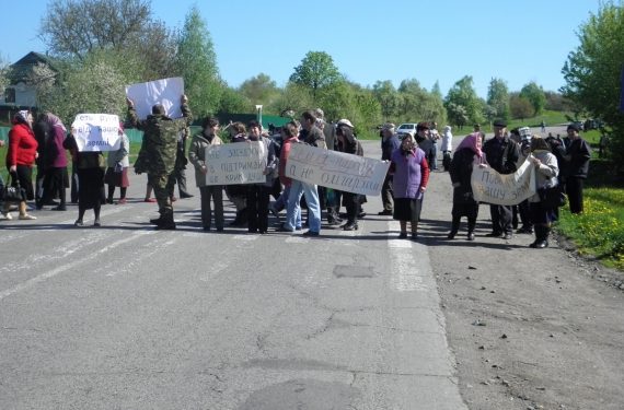 Люди перекрыли трассу на Умань