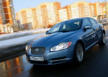 Неизвестные на «Ягуаре» ограбили мужчину в Москве