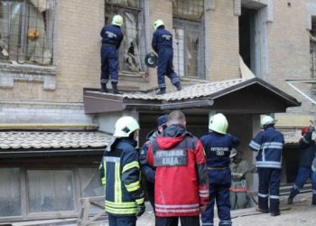 Под завалами дома в Киеве находятся три человека, - оперативники