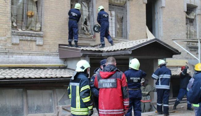 Под завалами дома в Киеве находятся три человека, - оперативники