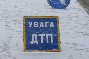 В Житомире такси врезалось в авто полицейских и сбило пешехода