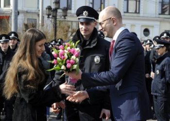 Полицейский в Черновцах, приняв присягу, сделал предложение девушке
