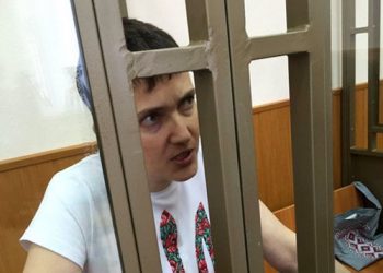 Савченко показала средний палец российским судьям