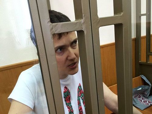 Савченко показала средний палец российским судьям