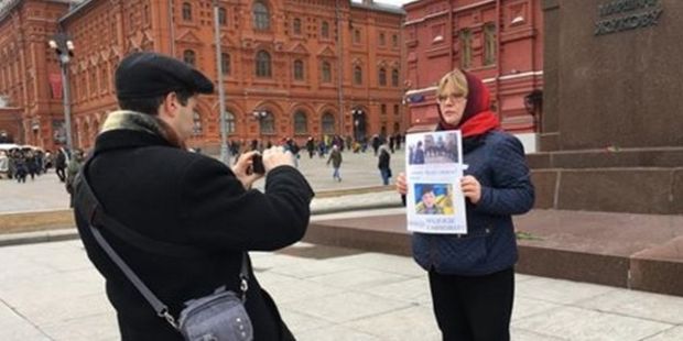 Инициатора одиночного пикета в поддержку Савченко задержали в столице России