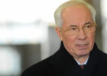 Азаров просится в Украину