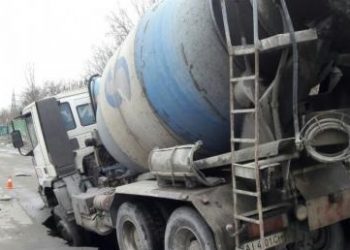 Бетономешалка провалилась под асфальт в Киеве