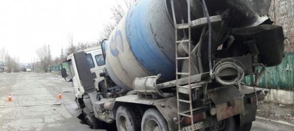 Бетономешалка провалилась под асфальт в Киеве