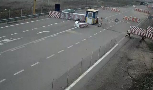 На блокпосту оперативник выстрелил в активиста блокады