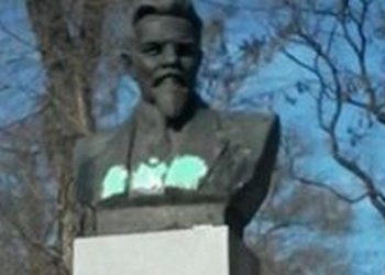 В Днепропетровске активисты снесли бюст Калинину