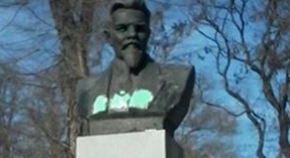 В Днепропетровске активисты снесли бюст Калинину