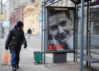 В Москве на остановке появился плакат в поддержку Надежды Савченко