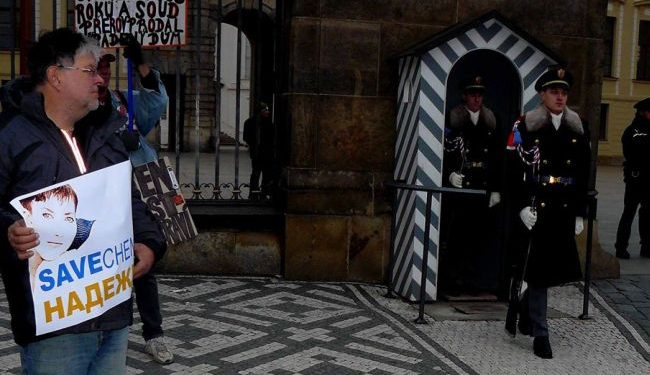 В Чехии под президентским дворцом пикетируют в поддержку Савченко