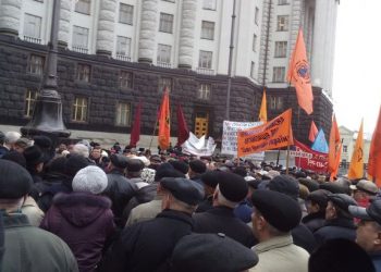 Чернобыльцы пикетировали Кабмин