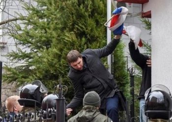 Правоохранители возбудили дело за сожжение флага РФ во Львове