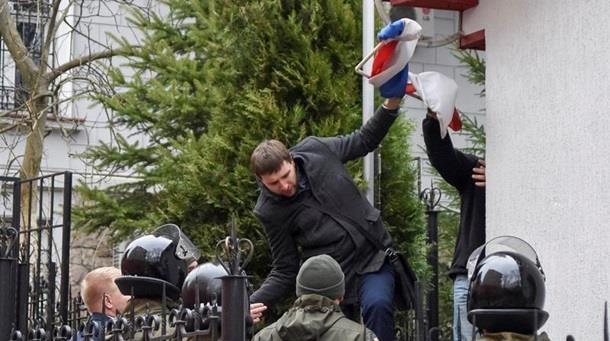 Правоохранители возбудили дело за сожжение флага РФ во Львове