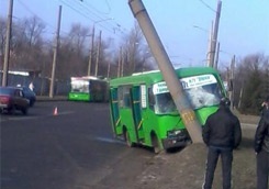 В Харькове маршрутка врезалась в столб