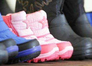 Под видом гуманитарной помощи в Украину завезли почти 50 тыс. пар обуви, - пресса