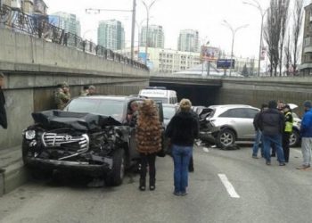 В Киеве «скорая» с военнослужащими попала в аварию