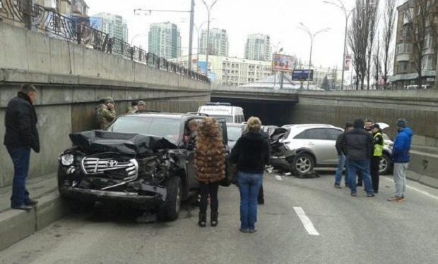В Киеве «скорая» с военнослужащими попала в аварию