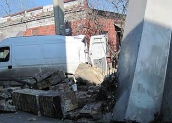 На территории одного из предприятий в столице Украины случилась трагедия — в результате обвала кирпичной стены погиб тридцатишестилетний мужчина. Инцидент произошел тридцать первого марта утром, рассказали в пресс-службе Национальной полиции Киева. На территорию предприятия, которое расположено в Голосеевском районе, заехало авто с рабочими, которые должны были забрать товар со склада. Одна из стен обрушилась, когда к ней подошел водитель машины. Пострадавшего срочно доставили в больницу. Но через час он от полученных травм скончался.
