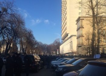 В Киеве водитель внедорожника сбил девушку-полицейского