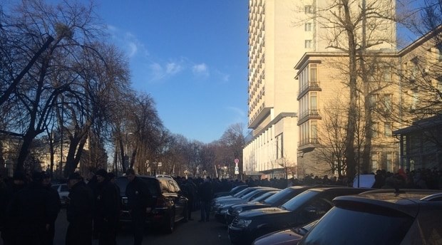 В Киеве водитель внедорожника сбил девушку-полицейского