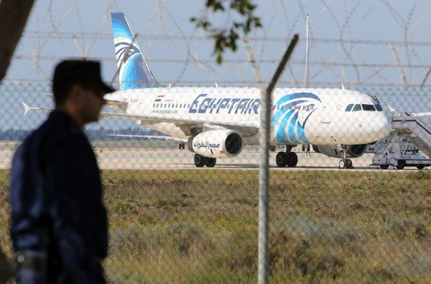 Угон самолета EgyptAir: большинство пассажиров освобождены