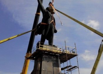 В Запорожье свержение Ленина приветствовали салютом и шампанским