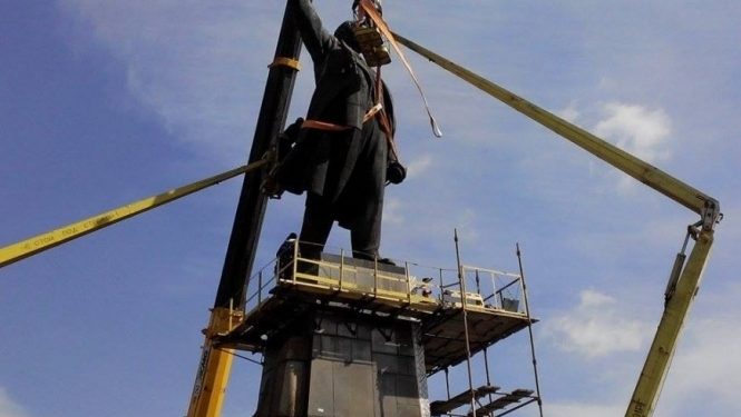 В Запорожье свержение Ленина приветствовали салютом и шампанским