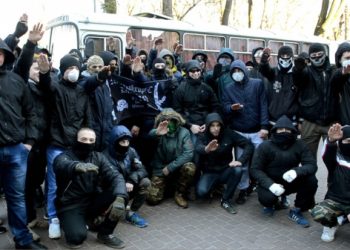Появилось видео, как радикалы забросали камнями львовских оперативников