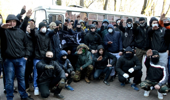 Появилось видео, как радикалы забросали камнями львовских оперативников