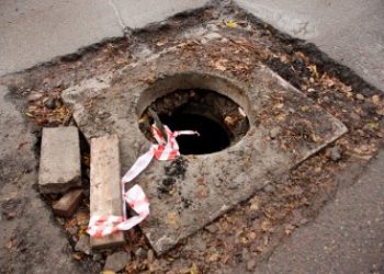 В Днепропетровске девочка провалилась в люк