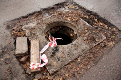 В Днепропетровске девочка провалилась в люк