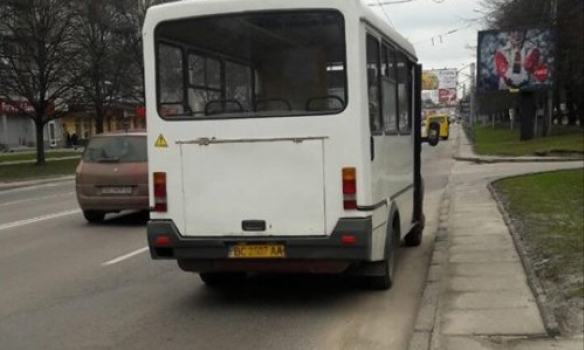 Во Львове обстреляли маршрутку
