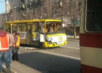 Мариуполь: маршрутное такси столкнулось с троллейбусом, есть пострадавшие