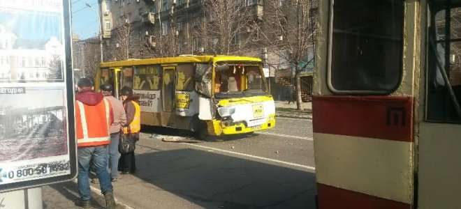 Мариуполь: маршрутное такси столкнулось с троллейбусом, есть пострадавшие