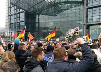 В Берлине сотни человек вышли на митинг против политики Меркель