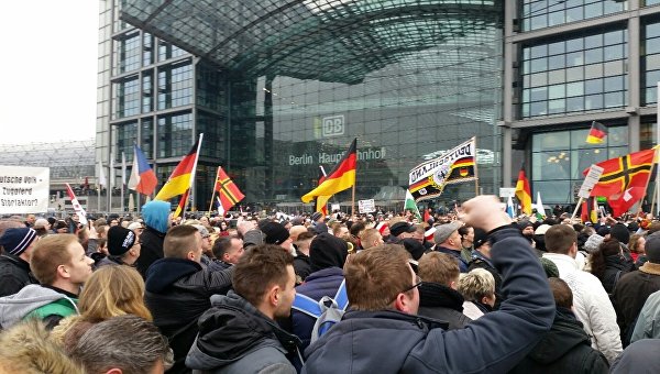 В Берлине сотни человек вышли на митинг против политики Меркель